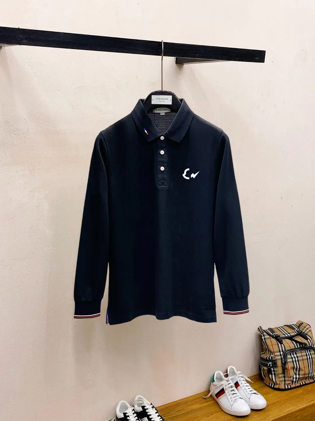 New Arrival Polo ！Classic ，Premium ！ ， ，Quality / ， ！ 100% ， ，Breathable ， ！ Classic LOGO ， ，LOGO ， ， Classic ！ ， ， LOW ， Versatile Polo ！ ：Black White Blue Size：M-3XL